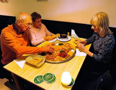 vaste klanten van restaurant Addis Ababa / regular customers of Addis Ababa restaurant